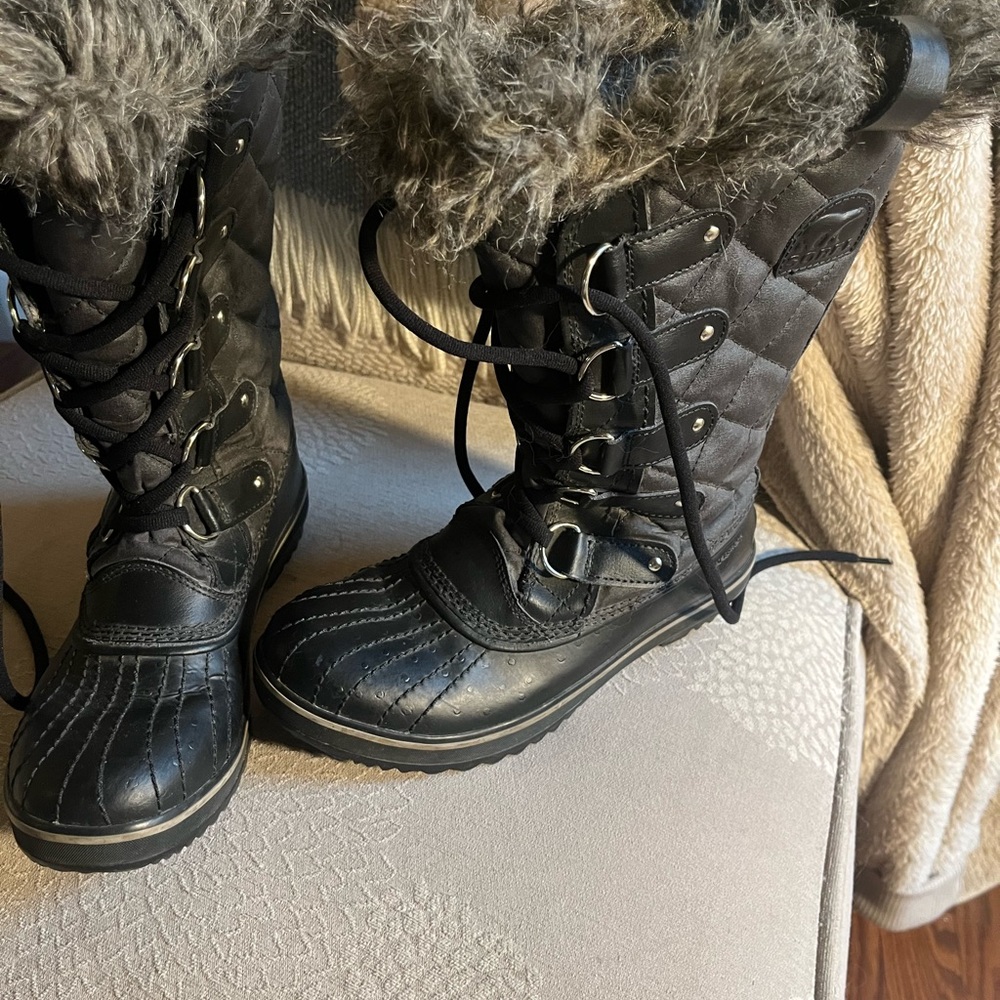Sorel winter boots . Very good condition.